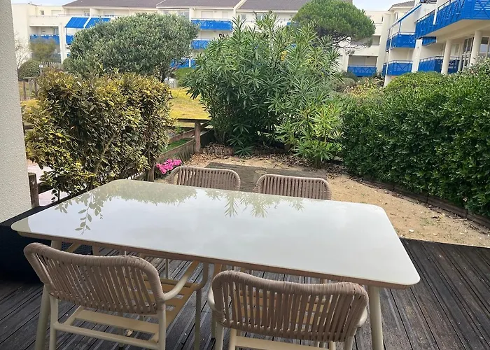 Quiet, Cozy And With Pool &terrasse アパート